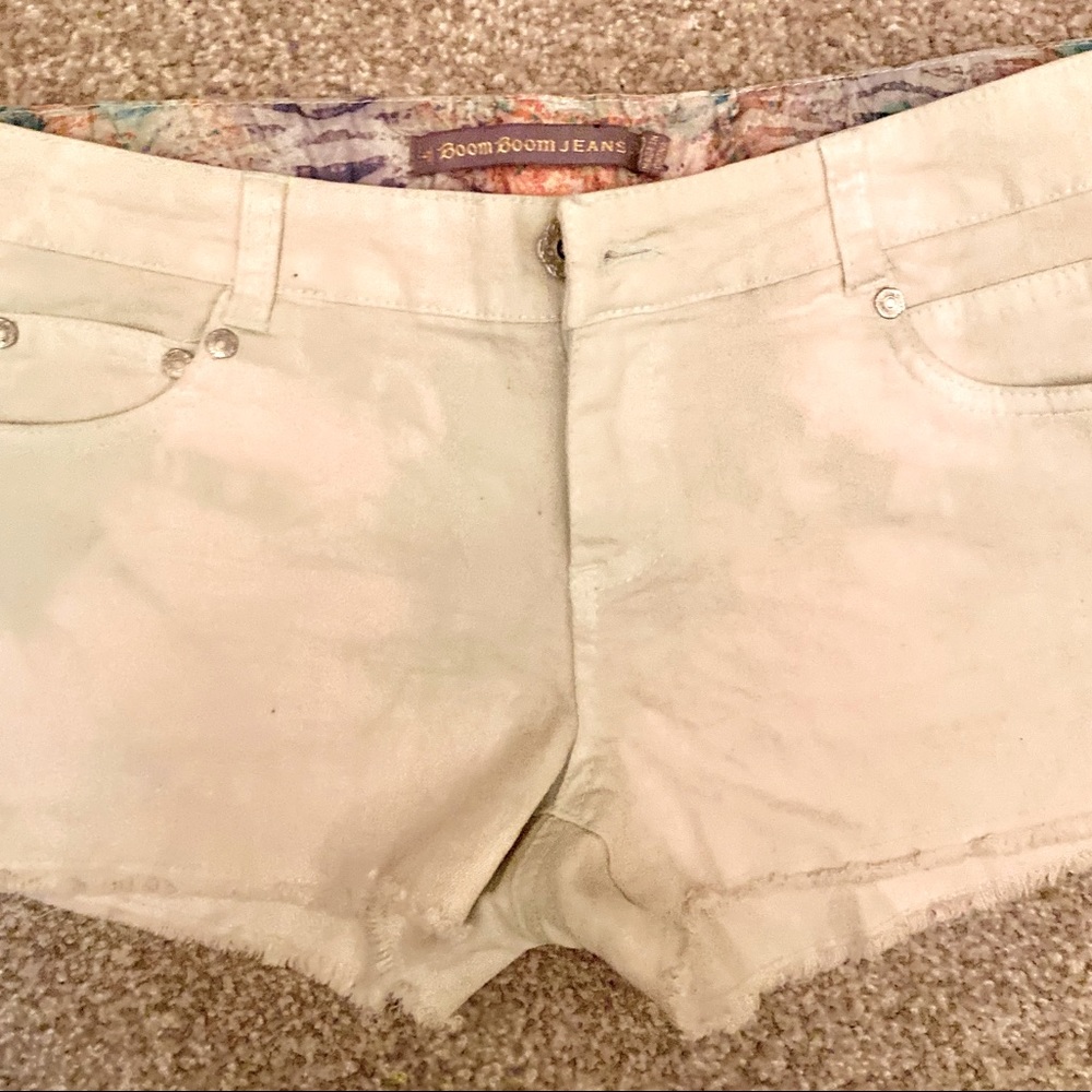 Boom Boom Shorts Size 3. Light green & white tye dye design. Cute Cute!